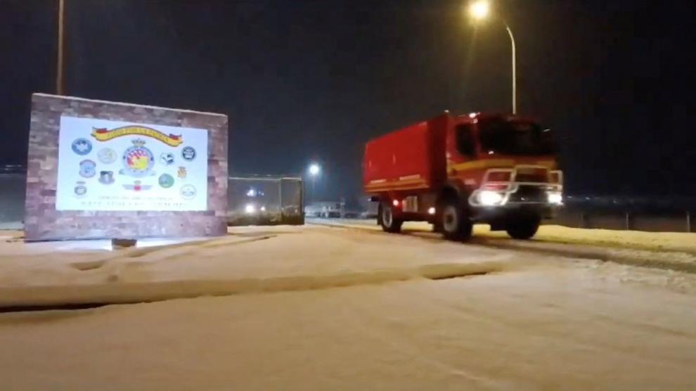Un vehículo del Cuarto Batallón de Intervención de Emergencias (BIEM IV) se dirige a colaborar con los servicios de emergencia desplegados en Soria para rescatar a los conductores atrapados por las fuertes nevadas, cerca de Zaragoza