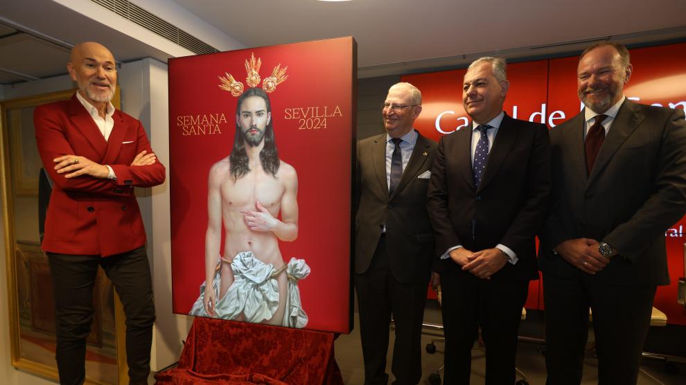 El autor, Salustiano, posa junto al cartel anunciador de la Semana Santa de Sevilla 2024 y a las autoridades presentes en el acto.