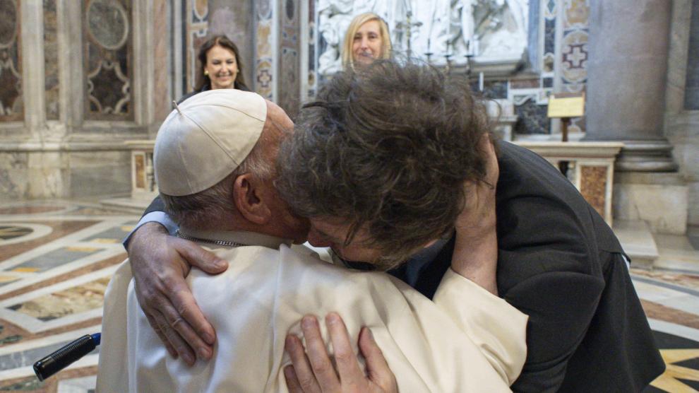 El papa Francisco y Milei se abrazan en la canonización de la primera santa  argentina