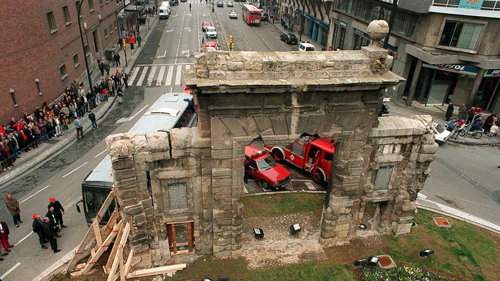 Un autobús choca con la Puerta del Carmen en una imagen de archivo de 1997.