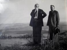Miguel de Unamuno y Casto Prieto, alcalde de Salamanca, en la ciudad hacia el año 1933