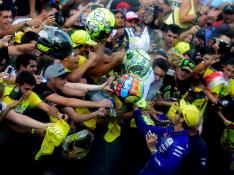 Valentino Rossi, aclamado por sus seguidores ayer en el circuito de Motorland en Alcañiz.