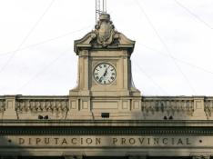 El reloj del edificio de la DPZ, en la plaza de España de Zaragoza, con su IIII para marcar las cuatro.
