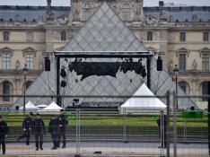 La policía evacúa la explanada del Louvre, donde Macron celebrará la noche electoral