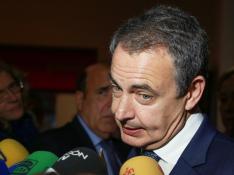 Zapatero atendiendo a los medios de comunicación en Zaragoza.