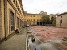 Imagen del patio exterior del antiguo instituto Luis Buñuel que quiere reformar el gobierno