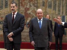 El rey Juan Carlos reaparece junto a Felipe VI en un acto de la Constitución
