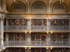Esta biblioteca de Baltimore es conocida como 'La catedral de los libros'
