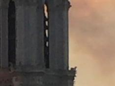Se hunde la aguja de la catedral de Notre Dame a causa del incendio.