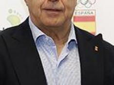 El presidente del Comité Olímpico Español, Alejandro Blanco, ha sellado el acuerdo de colaboración con el director general de Podoactiva, Víctor Alfaro, y el director técnico de la empresa, Javier Alfaro.