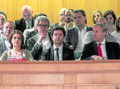 En primera fila, la alcaldesa de Teruel, Emma Buj; el de Huesca, Luis Felipe, y el de Zaragoza, Jorge Azcón