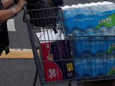 Ciudadanos se abastecen de víveres, agua y comida, antes de la llegada de la tormenta a Puerto Rico.