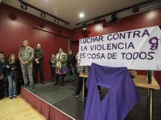Concentración contra la violencia de género en la Asociación Vecinal del Barrio de Jesús.