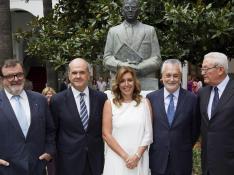 Susana Díaz (c) posa junto a los expresidentes andaluces en una imagen de archivo.