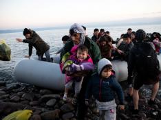 Inmigrantes de Afganistán llegan a una playa de Lesbos tras cruzar el Egeo desde Turquía.