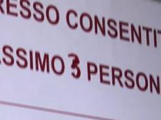 Cartel preventivo frente al coronavirus que ha colgado un establecimiento en Siracusa (Sicilia).