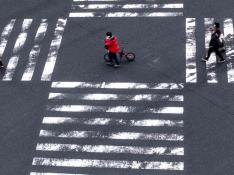Una normalmente abarrotada intersección de calles en Tokio, prácticamente vacía.