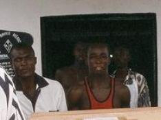 El ataúd con los restos de Miguel Gil es trasladado por trabajadores de la morgue de Freetown en mayo de 2000