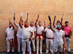 Un grupo de mozos, ante San Fermín este atípico 7 de julio sin encierro por la pandemia de coronavirus