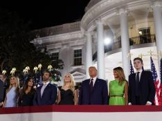 Trump, acompañado por su familia, en la clausura de la Convención Republicana, en la Casa Blanca.