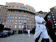 Exterior del hospital San Raffaele donde está hospitalizado Berlusconi, el viernes en Milán.