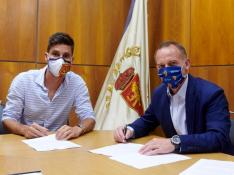 Adrián González firma su nuevo acuerdo laboral junto al presidente del Real Zaragoza, Christian Lapetra