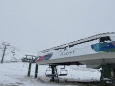 Primera nevada del otoño en la estación de esquí de Formigal.