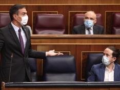 Pedro Sánchez y Pablo Iglesias durante la sesión de control al Gobierno