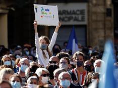 Una niña muestra un cartel en la concentración contra el terrorismo de este domingo en Montpellier.