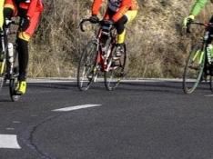 Un 'pequeño pelotón' cicloturista del Club Ciclista Zaragozano circula por las afueras de la capital.