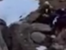 Momento del rescate del montañero accidentado al bajar del ibón de la Gran Facha, en Sallent de Gállego.