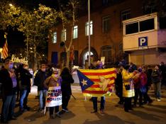 Varios independentistas se concentran ante la cárcel barcelonesa de Wad Ras.