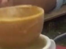 Imagen del vídeo que parodia las dificultades de disfrutar de un café caliente en pleno invierno en una terraza del Pirineo.