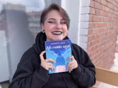 Marina Jade sosteniendo su libro, 'Mi ruido azul'.