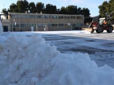 Limpieza este martes de la nieve dejada por la borrasca Filomena en un colegio en Zaragoza.