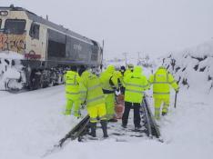 Trabajadores de Adif trabajando el pasado fin de semana en la línea de Teruel, cubierta de nieve por el paso de la borrasca Filomena