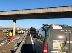 El vehículo se ha salido de la vía y ha chocado contra el pilar de un puente en la autovía A-23, cerca de Almudévar.