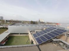 Placas solares sobre la cubierta del Pabellón Siglo XXI de Zaragoza en el proyecto de barrio solar del Actur.