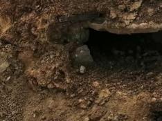 El primer cuerpo se descubrió en esta oquedad del terreno cuando las máquinas estaban excavando.