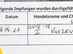 Cartilla de vacunación de Merkel y certificado de que le han inoculado Astrazeneca.