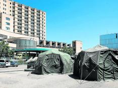 Las carpas del Ejército siguen montadas en la explanada del aparcamiento del servicio de Urgencias del Hospital Clínico Lozano Blesa de Zaragoza