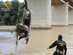 Rescate del coche implicado del cauce del Ebro