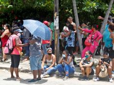Varias personas esperan su turno para comprar alimentos, este viernes en La Habana