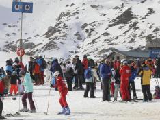 Un grupo de esquiadores, en la estación de Candanchú, a principios de 2020
