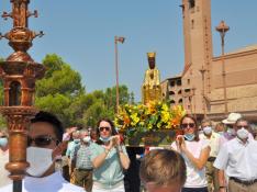 Vecinos de las poblaciones cercanas al santuario de Torreciudad rezan el rosario por los soportales.