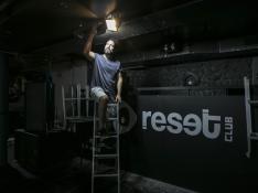 Miguel Ángel Hernández, este martes, repara un foco en su discoteca Reset Club de Zaragoza