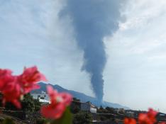 An ash column from the Cumbre Vieja volcano on the Canary Island of La Palma is seen from El Paso