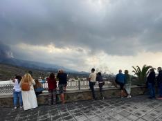 Un grupo de personas observa la erupción del volcán de La Palma desde el mirador de Tajuya.