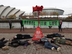 Varias personas protestan en Glasgow ante la falta de compromisos de los gobiernos