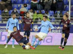 Salvador se tira al césped para frenar a un rival durante el duelo entre la SD Huesca y el Ibiza.